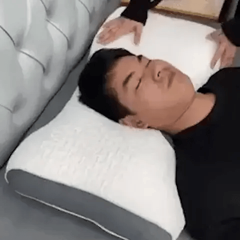 Hombre probando el soporte cervical de la almohada