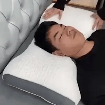 Hombre probando el soporte cervical de la almohada