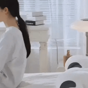 Persona levantándose descansada tras usar la almohada cervical
