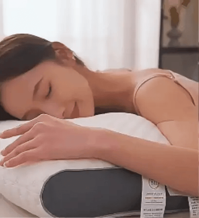 Mujer durmiendo cómodamente con la Almohada Cervical Ergonómica
